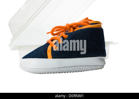 Nahaufnahme von einem Leinenschuhe mit einer offenen Schuhkarton Stockfoto