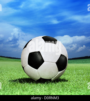 Closeup Fußball auf dem grünen Rasen am Sonnetag Stockfoto