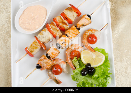 Gegrillter Lachs und Garnelen Stockfoto