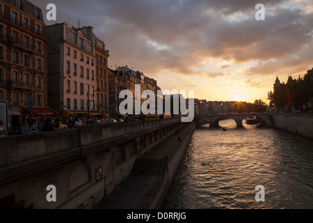 Blick nach Westen, entlang der Seine im 4. Arrondissement, Paris. Stockfoto