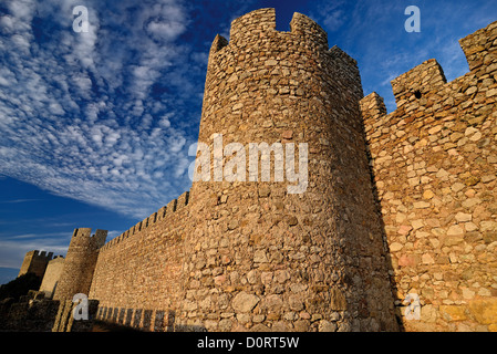 Portugal, Alentejo: Burgmauern des Castelo de Santiago do Cacém Stockfoto