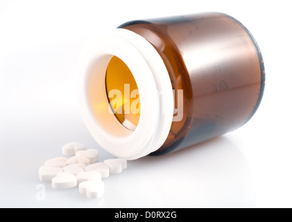 Tabletten in Flasche isoliert auf weiss Stockfoto
