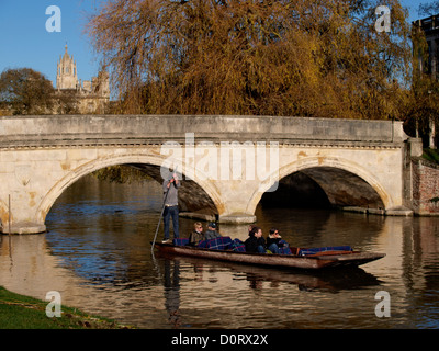 Bootfahren auf dem Rücken, Fluss Cam, Cambridge, UK, November 2012 Stockfoto