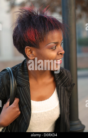 Afrikanische amerikanische Geschäftsfrau Porträt - Blick nach links während des Wartens auf ÖPNV-Haltestelle Stockfoto