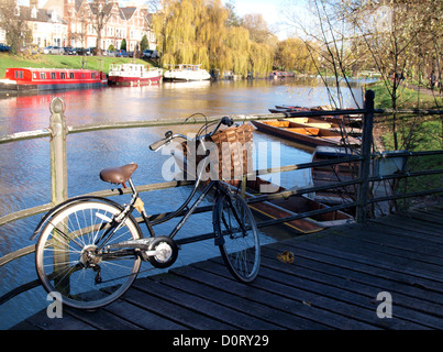 Shopper Fahrrad gelehnt Geländer auf dem Fluss Cam, Cambridge, UK Stockfoto