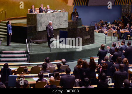 29. November 2012 - New York, New York, Vereinigte Staaten von Amerika - der palästinensische Präsident Mahmoud Abbas richtet sich die Generalversammlung der Vereinten Nationen im UN-Hauptquartier in New York, 29. November 2012. Abbas rief die UN-Generalversammlung, palästinensischen Staatlichkeit zu erkennen, durch die Unterstützung einer Resolution den UN-Beobachterstatus der palästinensischen Autonomiebehörde von '' Unternehmen '' Upgrade '' Nichtmitgliedstaat (Credit-Bild: © Thaer Ganaim/APA Images/ZUMAPRESS.com) Stockfoto