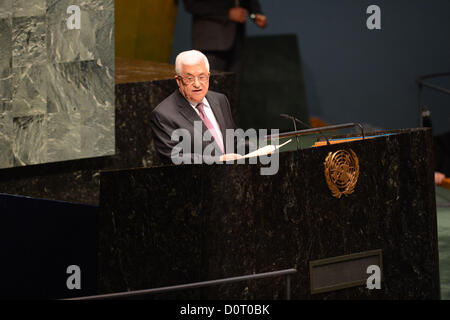 29. November 2012 - New York, New York, Vereinigte Staaten von Amerika - der palästinensische Präsident Mahmoud Abbas richtet sich die Generalversammlung der Vereinten Nationen im UN-Hauptquartier in New York, 29. November 2012. Abbas rief die UN-Generalversammlung, palästinensischen Staatlichkeit zu erkennen, durch die Unterstützung einer Resolution den UN-Beobachterstatus der palästinensischen Autonomiebehörde von '' Unternehmen '' Upgrade '' Nichtmitgliedstaat (Credit-Bild: © Thaer Ganaim/APA Images/ZUMAPRESS.com) Stockfoto
