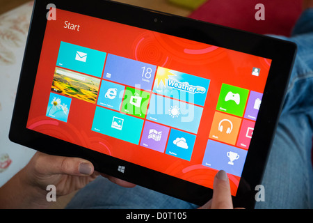 Frau mit Microsoft Surface rt Tablet-computer Stockfoto