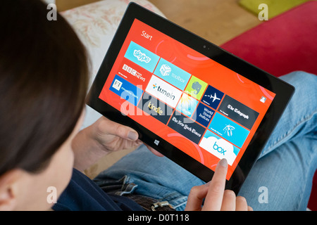 Frau mit Microsoft Surface rt Tablet-computer Stockfoto