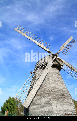 Aging Treppe auf himmlischen Hintergrund Stockfoto