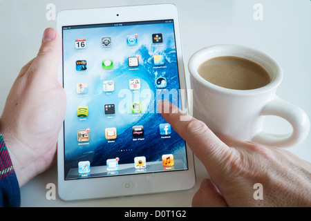 Verwenden einen iPad Mini Tablet-computer Stockfoto