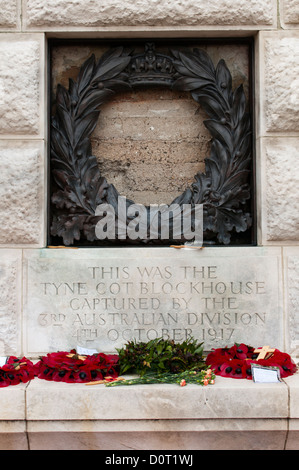 Detail der Gedenkstätte Tyne Cot Blockhaus auf dem Tyne Cot Commonwealth-Kriegsgräber-Friedhof in Belgien Stockfoto