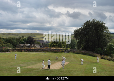 Eyam Dorf Cricket Club und ein Spiel im Gange an einem Sommertag Stockfoto