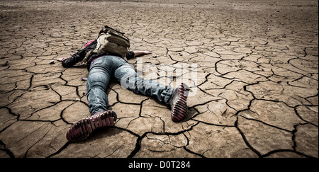 Person liegt auf dem trockenen Boden Stockfoto