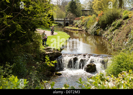 Fluss Wye in Pavilion Gardens, Buxton, Derbyshire, Großbritannien. Stockfoto