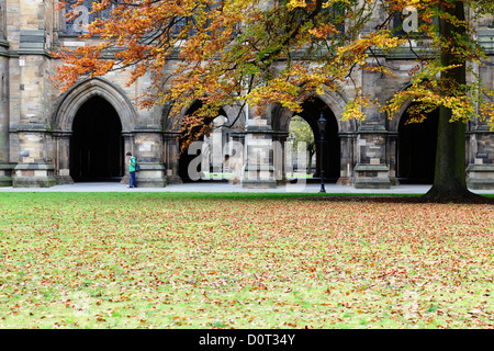 Der Osten Viereck im Herbst auf dem Campus der University of Glasgow am Gilmorehill in Glasgow, Schottland Stockfoto