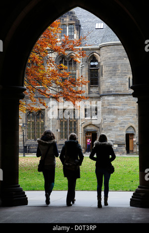 Studenten gehen durch einen Bogen, der zum East Quadrangle am Campus der University of Glasgow auf Gilmorehill in Glasgow, Schottland, Großbritannien führt Stockfoto