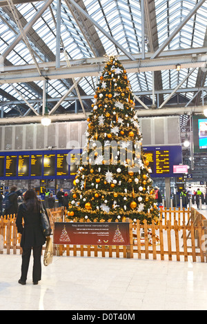 Weihnachtsbaum in Glasgow Central Station, Scotland, UK Stockfoto