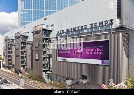 Les Quatre Temps, Shopping Mall und Freizeit-Komplex in der modernen Geschäftsviertel im mittleren Westen Paris La Defense. Stockfoto