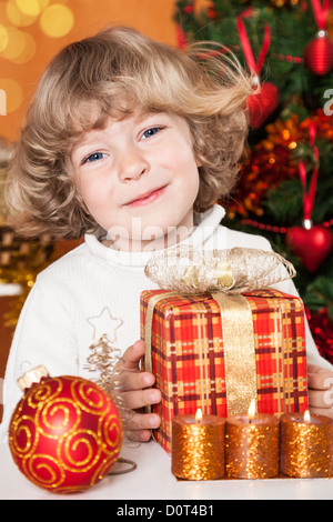 Lächelndes Kind hält vorhanden Stockfoto