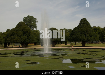 SURREY; HAMPTON COURT PALACE GARDENS; DER GROßE BRUNNEN GARTEN UND EIBE BÄUME Stockfoto