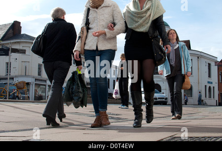 Menschen zu Fuß auf dem Bürgersteig Stockfoto