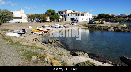 Bucht mit Booten auf Pebble Beach in der mediterranen Dorf von Cadaqués, Costa Brava, Katalonien, Spanien Stockfoto