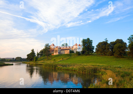 Sommerabend Swirsh Burg view(Ukraine). Stockfoto