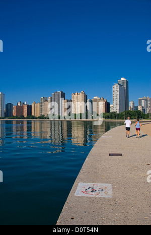 Zwei Jogger am Nordstrand Allee mit Skyline von Chicago. Stockfoto