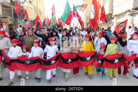 Anhänger der sparen Sindh Ausschuss durchlaufen eine Straße während der Protestkundgebung gegen Sindh Menschen Regierung Ortsstatut, in Sukkur auf Freitag, 30. November 2012. Stockfoto