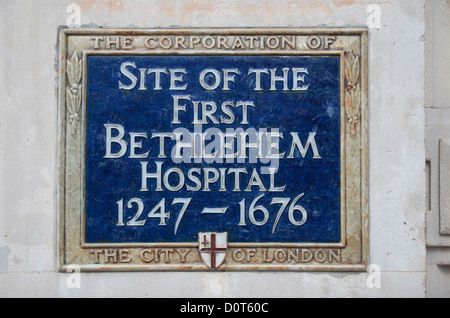 Corporation in der City of London Tafel zum Gedenken an der Stelle des ersten Bethlehem Hospital, London, UK. Stockfoto