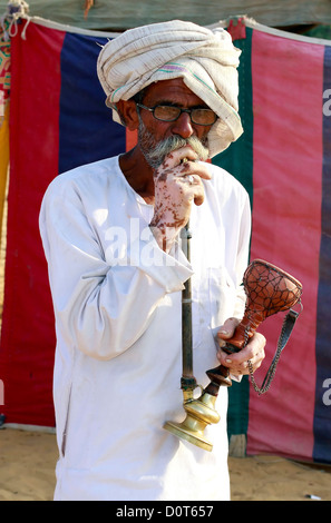Indische alte Mann Rauchen hukka Stockfoto