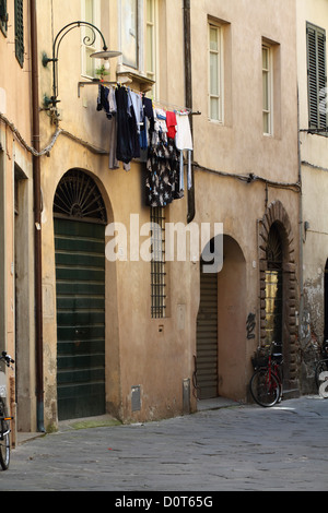 Wäsche hing zum Trocknen auf eine äußere Fassade eines Gebäudes in Lucca, Toskana, Italien Stockfoto