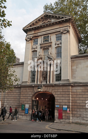 Henry VIII Tor, ein Eingang zur St.-Bartholomäus Krankenhaus, Giltspur Street, City of London, UK. Stockfoto