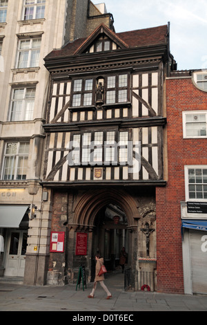 Eingangstor (Torhaus), Priory Kirche des Heiligen Bartholomäus der große in der City of London, UK. Stockfoto