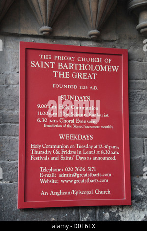 Dienstleistungen Bekanntmachung über dem Eingangstor (Torhaus), Priorat Kirche des Heiligen Bartholomäus der große in der City of London, UK. Stockfoto