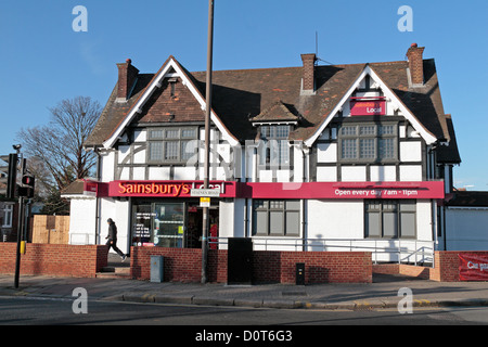 Ein Sainsbury Supermarkt, einer umgebauten Gastwirtschaft in Hounslow Middx, UK Stockfoto