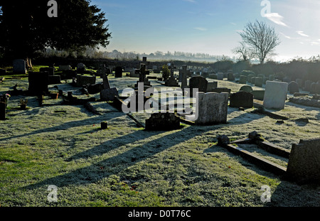 Frostiger Morgen auf dem Friedhof der St. George's Church in Eastergate in der Nähe von Chichester West Sussex, Großbritannien Stockfoto