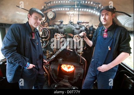 Ein Fahrer und ein Feuerwehrmann auf einer Dampflokomotive der Strathspey Railway in den schottischen Highlands, Schottland, Großbritannien UK Stockfoto