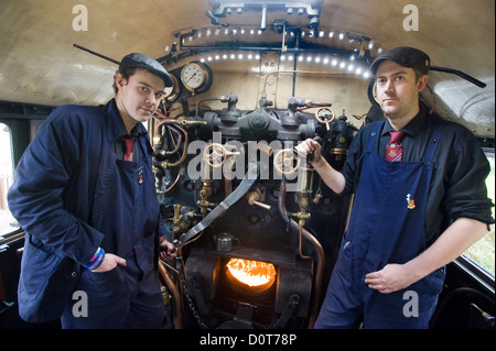 Ein Fahrer und ein Feuerwehrmann auf einer Dampflokomotive der Strathspey Railway in den schottischen Highlands, Schottland, Großbritannien UK Stockfoto