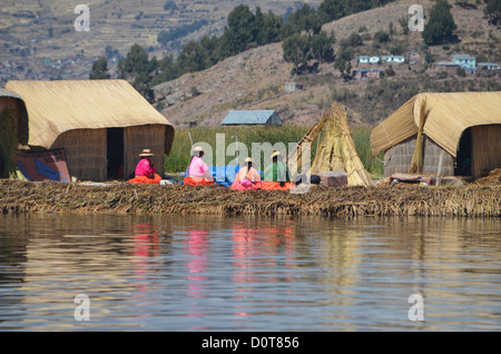 Damen der Uros Inseln, Titicaca-See, Puno, Peru. Stockfoto