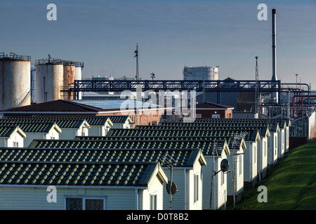Bungalow Fertighäuser stehen neben Flüssigbrennstoff Lagereinrichtung auf Canvey Island Stockfoto