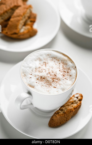 Tasse Milchkaffee mit Cantuccini cookies Stockfoto