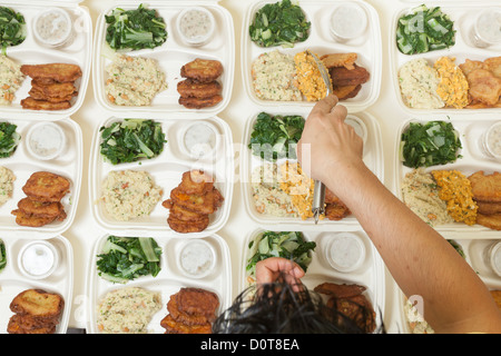 Mehrere Portionen frisches Essen wird aufgetischt, auf einzelnen Tabletts Stockfoto