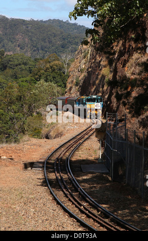 Kuranda Scenic Railway, Zug, Feature, Straße, Eisenbahn, Geschichte, Tourismus, Attraktion, Eisenbahn, Lokomotive, Eisenbahn-Motor, V Stockfoto