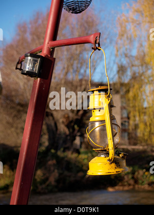 Alte Laterne hängen vom Mast auf einem Boot. UK Stockfoto