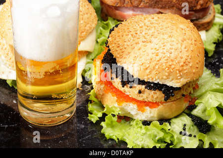 Sandwiches und Bier Stockfoto
