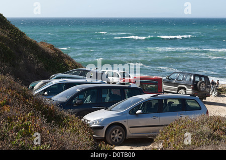 Voll Schmutz Parkplatz in der Nähe der Strand Foz, Sesimbra, Portugal Stockfoto