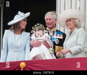 Mitglieder der königlichen Familie feiern die Hochzeit von Prinz William, Kate Middleton auf dem Balkon des Buckingham Palace. Stockfoto