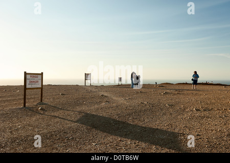 Gefahr Schilder Warnung Touristen in den instabilen Klippen von Cape Espichel, Sesimbra, Portugal Stockfoto